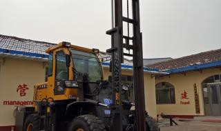 四驱越野叉车前铰和后脚铰的区别 四驱越野叉车厂家